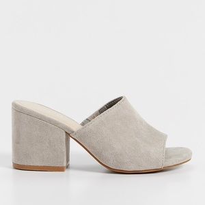Brand new size 6 Maurice’s suede mules